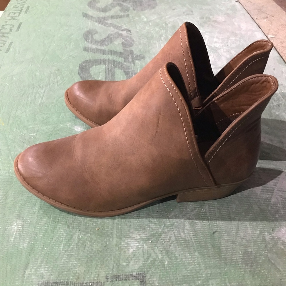 Cognac size 6 ankle bootie